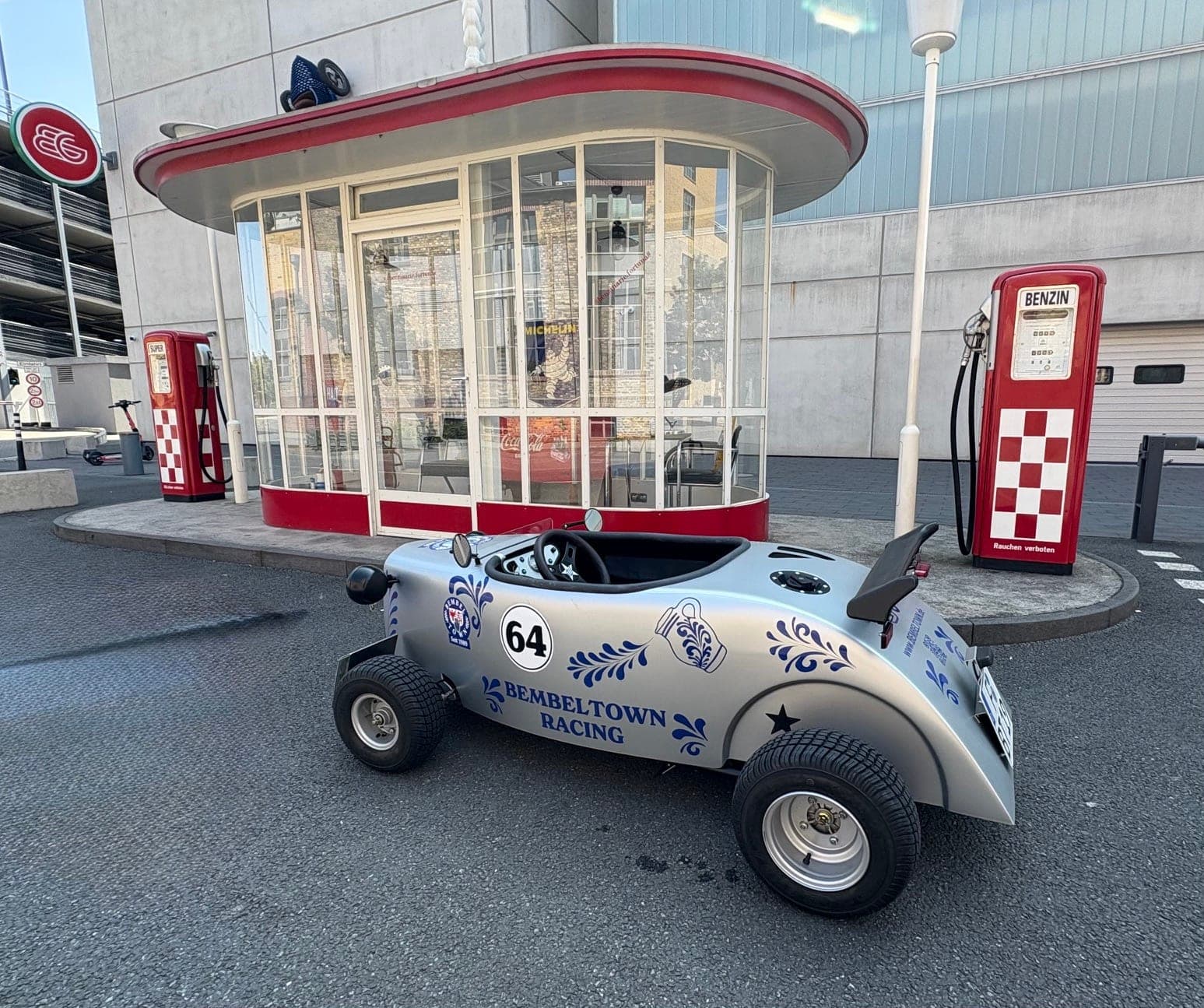 Seitenansicht des Mini Hot Rod vor einem Tankstellen-Pavillon