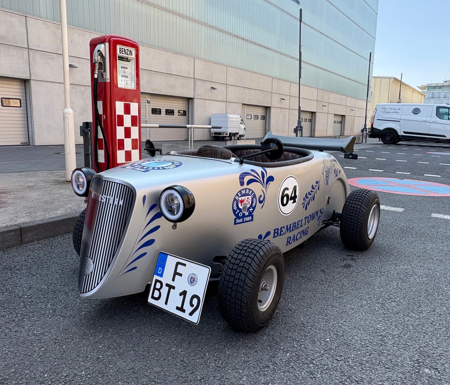 Wenckstern Mini Hot Rod von Bembeltown Racing an einer historischen Zapfsäule