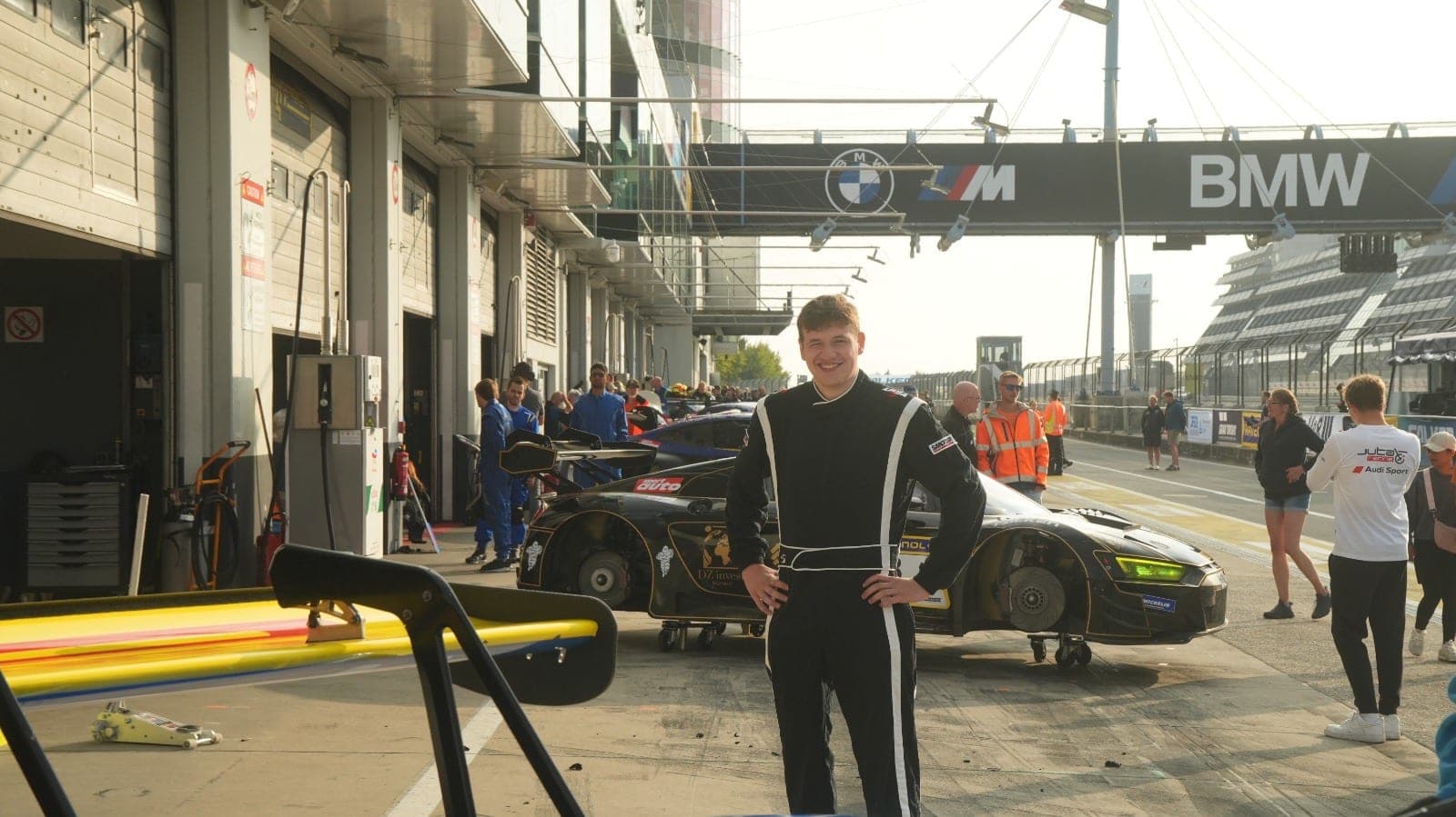 Fabian Spieß im Rennoverall in der Boxengasse am Nürburgring