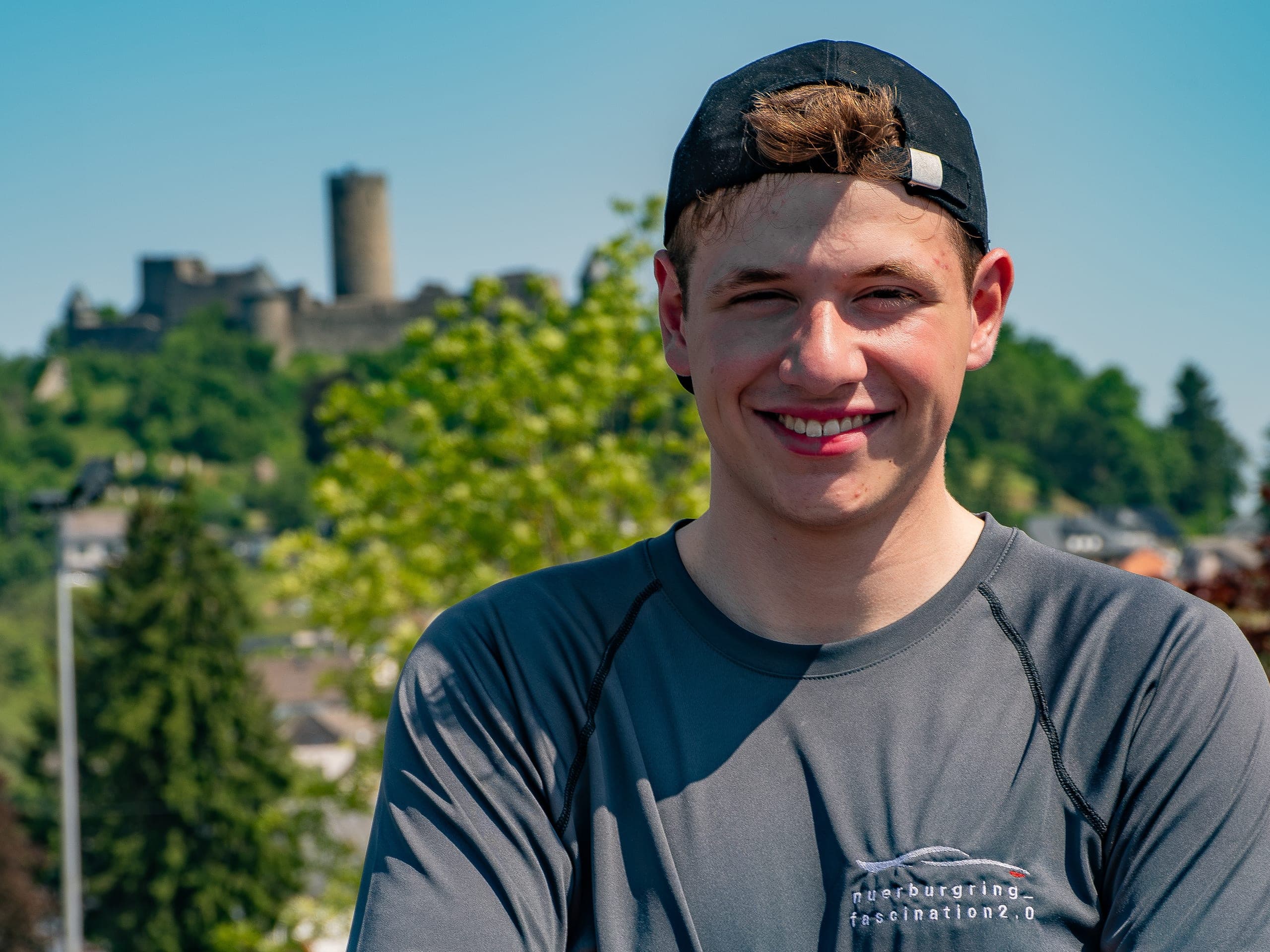 Fabian Spieß vor der Nürburg oberhalb der Strecke