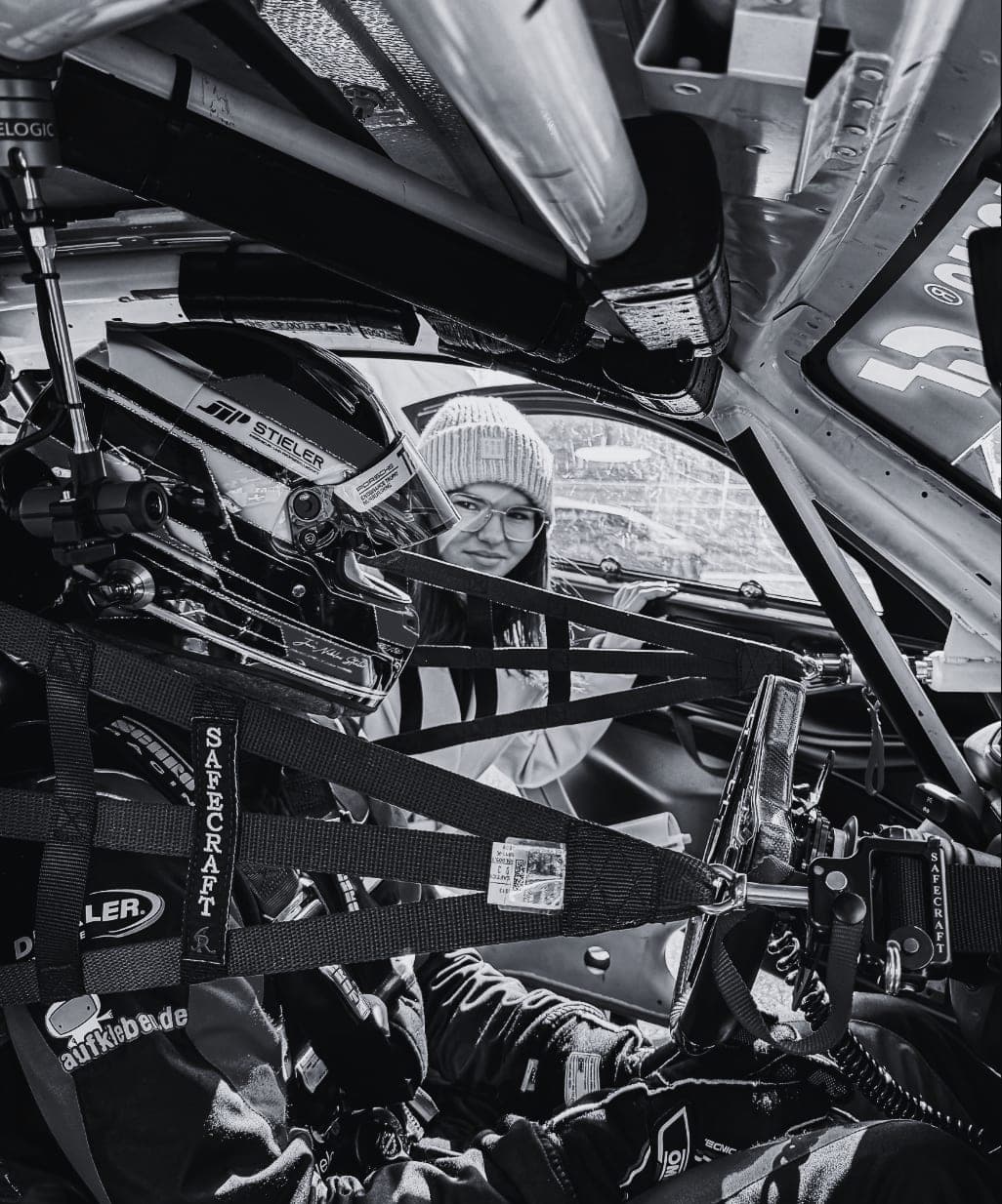 Blick aus dem Cockpit eines GT-Rennwagens auf die Boxengasse